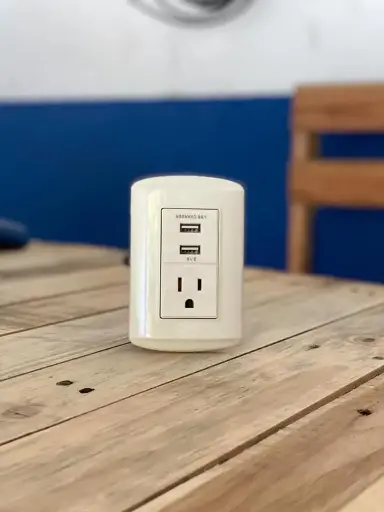 [TOMA CORRIENTE CON USB] KOBM7230